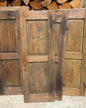 Vecchi oscuri in legno