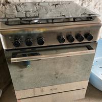 Cucina a gas 4 fuochi con forno elettrico Ariston
