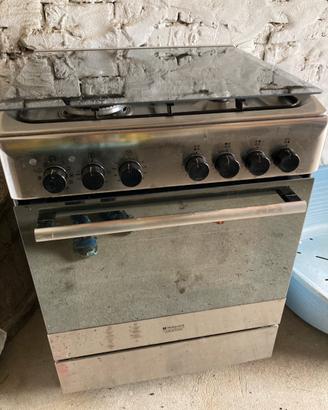 Cucina a gas 4 fuochi con forno elettrico Ariston