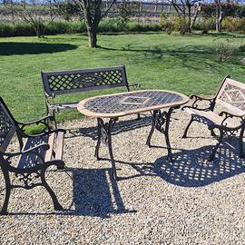 TAVOLO E SEDIE DA GIARDINO IN GHISA