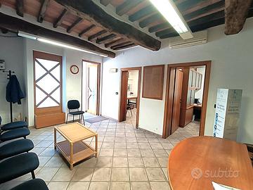 Ufficio con doppio ingresso indipendente