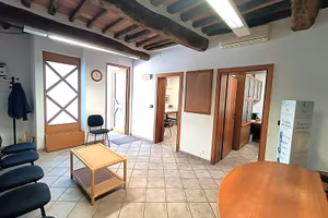 Ufficio con doppio ingresso indipendente