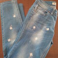 paio di jeans a fiori 