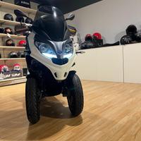 Piaggio mp3 300 -2024 - guida con patente b