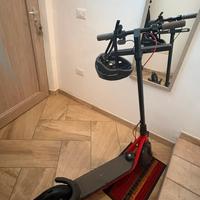 Monopattino elettrico Ninebot + casco