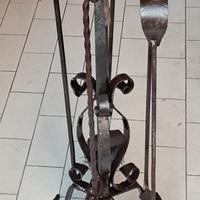 Treppiede in ferro battuto con set attrezzi camino