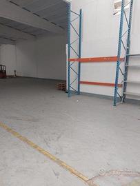 scaffali e scala usati