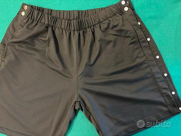 Pantaloncini con apertura laterale