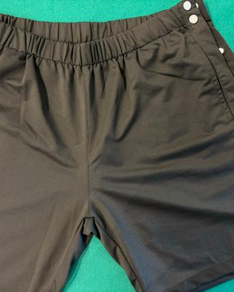 Pantaloncini con apertura laterale
