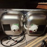 Lavandino inox due vasche con rubinetto.