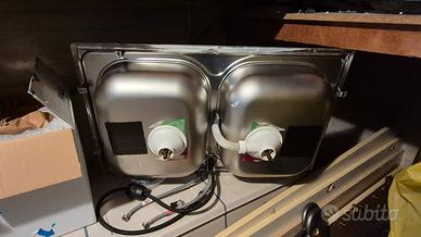 Lavandino inox due vasche con rubinetto.