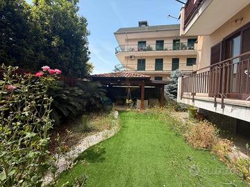App.to Con Ampio Giardino Privato In Parco