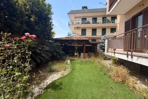 App.to Con Ampio Giardino Privato In Parco