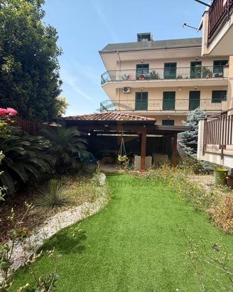 App.to Con Ampio Giardino Privato In Parco