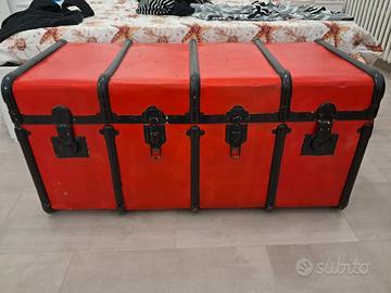 Baule vintage rosso e nero