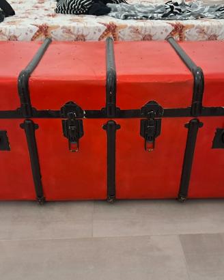 Baule vintage rosso e nero
