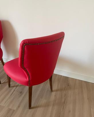 Testata letto matrimoniale e sedie