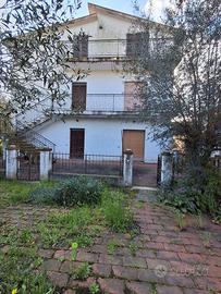Ex azienda con 2 appartamenti e vari locali