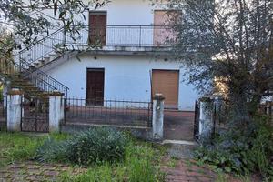 Ex azienda con 2 appartamenti e vari locali