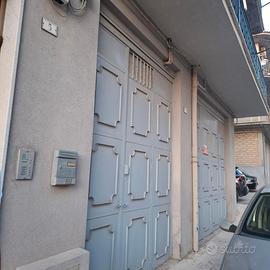 Ampio e alto garage via ibla