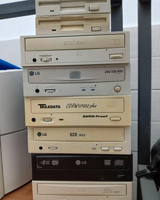 Vecchi lettori CD e floppy disk - vintage
