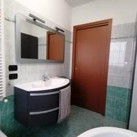 Lavandino e mobile sospeso