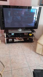 televisore con tavolino