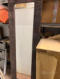 Specchio con cornice intagliata in legno