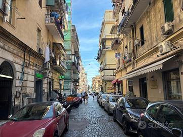 4 LOCALI A NAPOLI