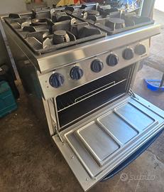 4 fuochi gas con forno professionale 1 anno