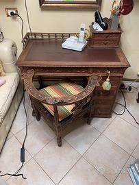 Scrivania Antica in Legno Intagliato con Sedia