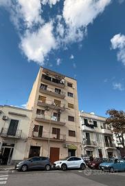 Trilocale luminoso in via Catania, a pochi passi d