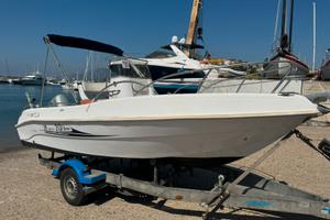Barca open con motore fuoribordo