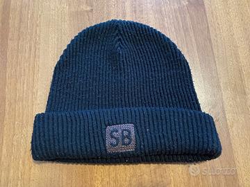 Cappello beanie nero in maglia a coste con patch