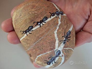 Pietra naturale con formichine disegnate a mano