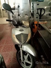 Motorino  Honda SH 125 grigio
