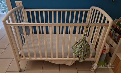 Lettino con sbarre in legno bianco