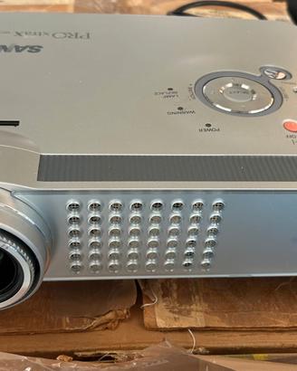 Sanyo PLC-XU50 videoproiettore 2000 lumen funziona