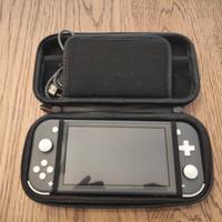 Switch Lite grigia con custodia da vetrina