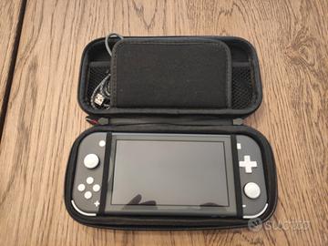 Switch Lite grigia con custodia da vetrina