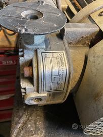 Motore asincrono monofase con montato compressore