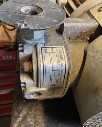 Motore asincrono monofase con montato compressore