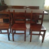 tavolo con cassapanca ad angolo e tre sedie