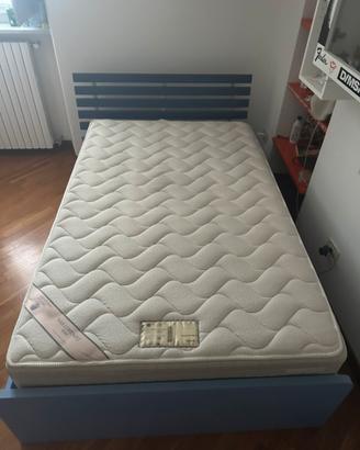 Letto da una piazza e mezza con doghe in legno