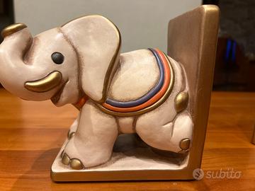 Thun fermalibri elefante in piedi