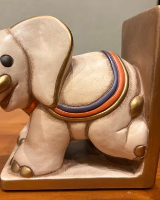 Thun fermalibri elefante in piedi