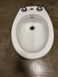 Bidet bianco con miscelatore