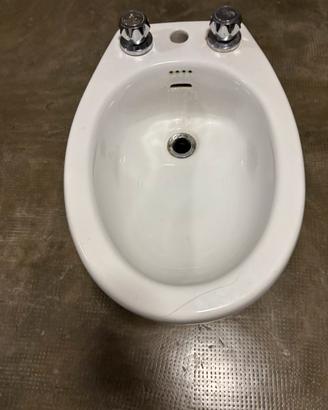 Bidet bianco con miscelatore