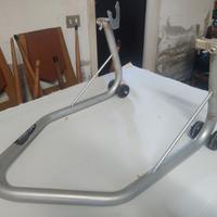 Cavalletto posteriore per moto con forcella.