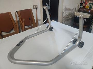 Cavalletto posteriore per moto con forcella.